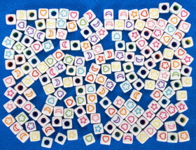 Korálky symboly kostky 6mm, 30g - pastelové