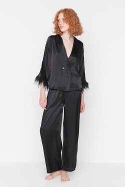 Trendyol černý saténový pyžamový set s peříčkovými detaily - košile a kalhoty