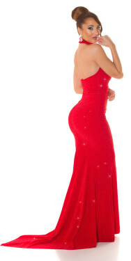 Sexy šaty KouCla výstřihem třpytkami na červeném koberci