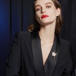 Brož ve tvaru květiny Lucita, Zlatá