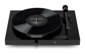 Pro-Ject JukeBox E1 + OM5e piano / Gramofon / Silikonový řemínek / Bluetooth / 2x 50W (9pjukee1p)