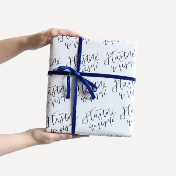 Bella Rose Vánoční balicí papír Šťastné a Veselé – 5 m, bílá barva