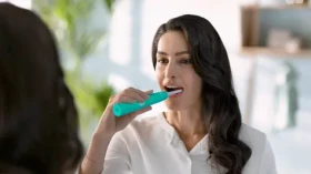 Philips Sonicare 4100 HX3689/43 tyrkysová / Sonický zubní kartáček / 31.000 pohybů/min / výdrž baterie 14 dní (HX3689/43)