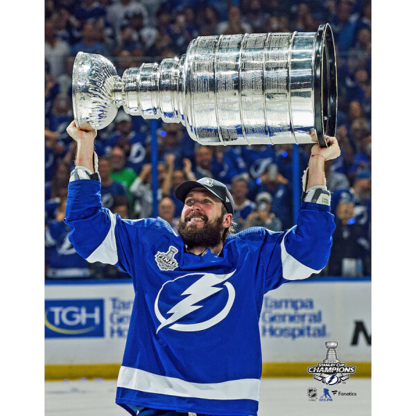 Fanatics Fotografie Nikita Kucherov Tampa Bay Lightning NHL 2021 Stanley Cup Champions Raising Cup Photograph 8" x 10"