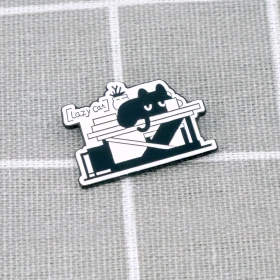 Pinarna.cz Lazy cat / Líná kočka odpočívající na stole