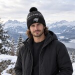 New Era Pánská zimní čepice Tampa Bay Buccaneers NFL 2026 Salute To Service Cuffed Knit Hat with Pom