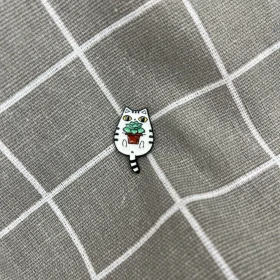 Pinarna.cz Malá bílá kočička s květináčem