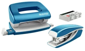 Leitz WOW Set mini sešívačky a děrovačky metalická modrá / sešívání: až 10 listů (55612036)