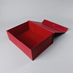 Cake star Elegantní dárková krabice červená s magnetem a stuhou 28x21x9,5cm