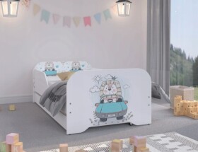 DumDekorace Roztomilá dětská postel pro kluka s lvíčkem v autě 160 x 80 cm
