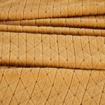 Medově žlutá deka s geometrickým tvarem Šířka: 70 cm | Délka: 160 cm Šířka: 70 cm | Délka: 160 cm