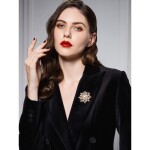 Vánoční brož s perlou a zirkony Emma - sněhová vločka, Zlatá