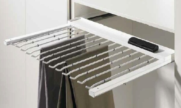 Hettich Výsuvný věšák na kalhoty (153640)