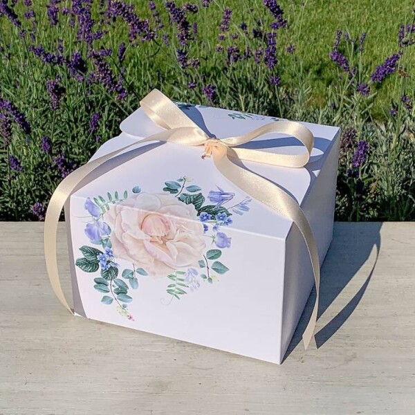 Dortisimo Svatební krabička na výslužku bílá s květinami s mašlí (16,5 x 16,5 x 11 cm)