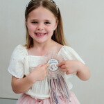 MIMI & LULA Narozeninový odznak Unicorn, růžová barva, textil