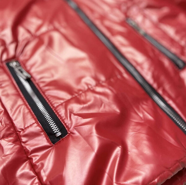 Lehká dámská zimní metalická buda ve vínové bordó barvě (721art) odstíny červené M (38)