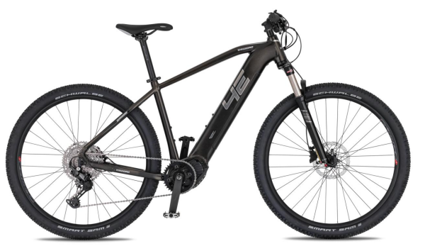 4EVER ESWORD TEAM 835 pneu 29", rám 19" (L), model 2025, pearlized black/silver - ZDARMA dopravné, odborná montáž, seřízení, pojištění na 1 rok dárkový poukaz na nákup příslušenství! (Záruka nejlepší ceny! Nakupujte u autorizovaného prodejce!)