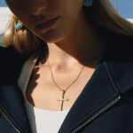 ELENYS Cross Pavé – pozlacený náhrdelník 18K žluté zlato Délka: 40,5+5 cm / max. 45,5 cm