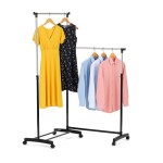 Věšák dvouramenný, černý plast.