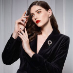 Perlová brož ve tvaru věnce Yvonne - sladkovodní perly, Zlatá Bílá