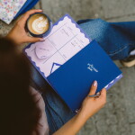 Bella Rose Zápisník Všechno bude – linkovaný, modrá barva, papír
