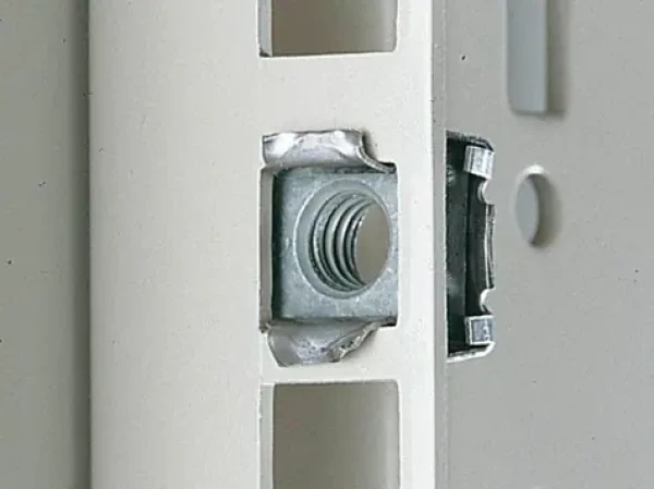 Rittal Klecová matice M5 stříbrná / Klecová matice / 19" / tloušťka plechu 0,8-2 mm / s kontaktováním / 50 ks (2094500)