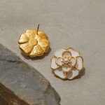 ELENYS Soft Bloom – pozlacené náušnice 18K žluté zlato