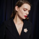 Luxusní brož ve tvaru zářivého květu se zirkony Manon, Zlatá