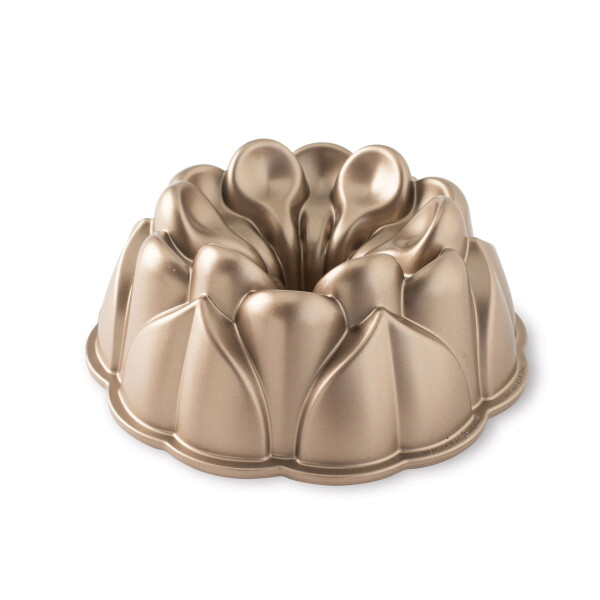 Nordic Ware Hliníková forma na bábovku Magnolie Karamel 2,4 l, béžová barva, kov