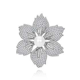Brož ve tvaru květu Lysandra - bílá perla, zirkony, Stříbrná Bílá
