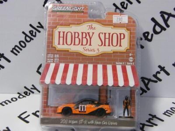 2011 NISSAN GT-R with Race Car Driver - GREENLIGHT 1:64