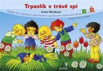 Trpaslík trávě spí