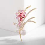 Květinová brož se Swarovski Elements krystaly a bílou perlou, Zlatá