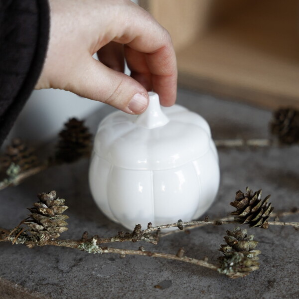 Storefactory Skleněná dóza Dýně Brehult White 9 cm, bílá barva, sklo