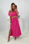 Dlouhé šaty s ozdobným páskem růžové barvy