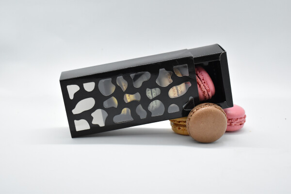 Cake star Krabička na makronky černá se vzorovým okénkem 13x6x4cm (na 4 kusy)