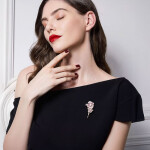 Brož ve tvaru dvou rozkvetlých květů Adéle, Zlatá