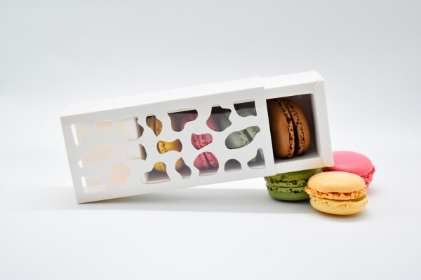 Cake star Krabička na makronky bílá se vzorovým okénkem 13x6x4cm (na 4 kusy)