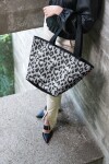 Nákupní taška přes rameno Reisenthel Shopper M Leo nero