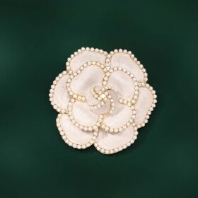 Luxusní brož ve tvaru kamélie s perlovým lemováním, Zlatá