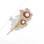 Brož ve tvaru dvou rozkvetlých květů Adéle, Zlatá