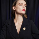 Luxusní brož ve tvaru květu s levandulovou perlou Arlette, Fialová