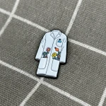 Pinarna.cz Laboratorní plášť s kytičkami - našedivělý