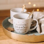 Bella Rose Vánoční hrnek Nasávám vánoční atmosféru, bílá barva, zlatá barva, porcelán