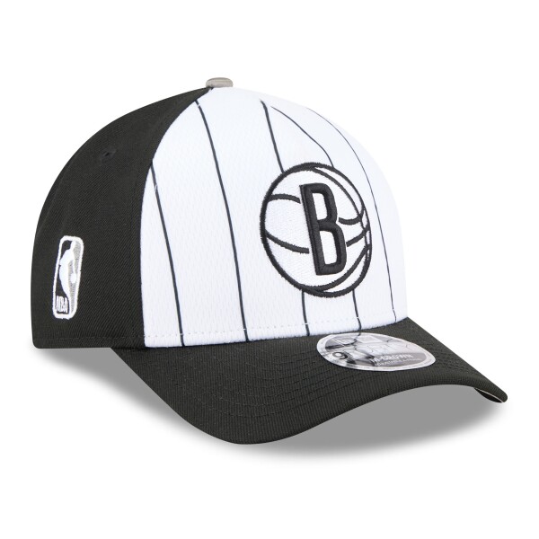 New Era Pánská kšiltovka Brooklyn Nets NBA 2025-26 Tip-Off 9FORTY M-Crown A-Frame Snapback