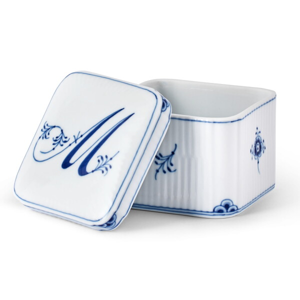 Royal Copenhagen Porcelánová mini dóza Bonbonniere Alphabet – M, bílá barva, porcelán