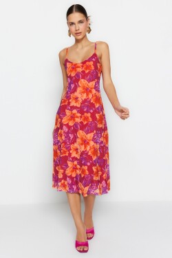 Trendyol růžové květinové vzorované štěrbiny detailním lemovaným tylovým ramínkem na midi šaty
