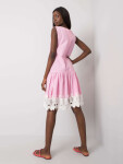 Světle růžové šaty s ozdobnou krajkou