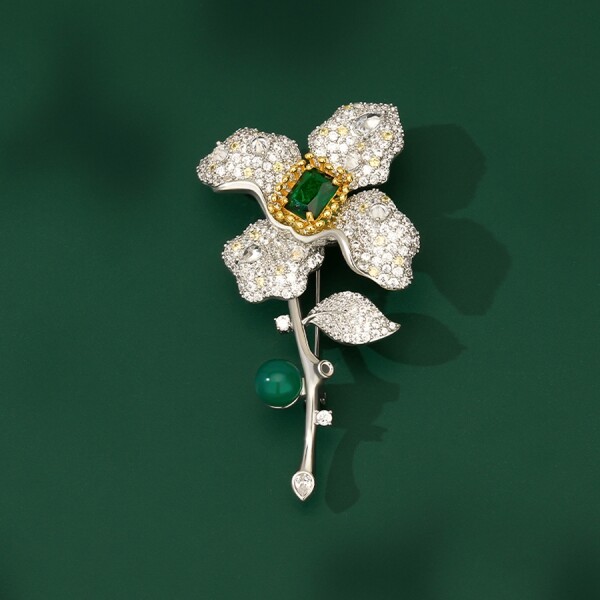 Luxusní květinová brož se smaragdovým krystalem, Stříbrná