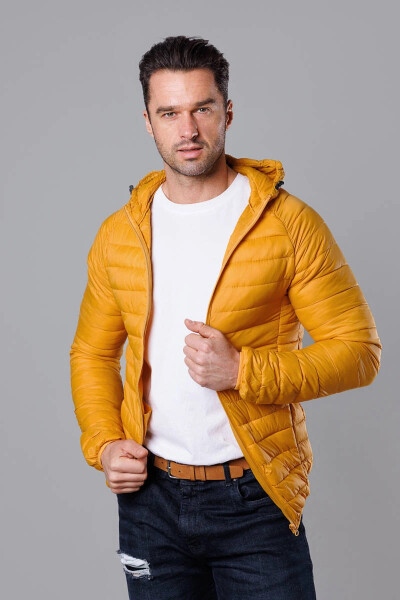 Pánská prošívaná bunda v barvě s kapucí Žlutá M model 18345094 - J.STYLE